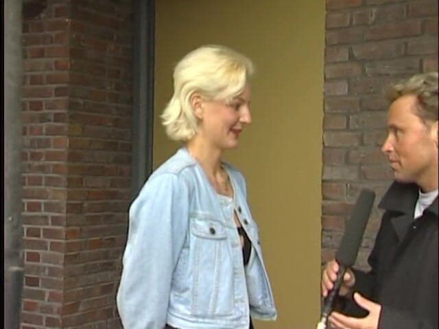 Lucky Cooch: Hermosa chica rubia en la entrevista