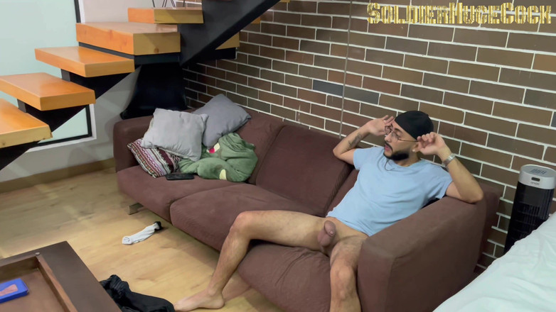 SoldierHugeCock: Падчерка мого друга спокушає мене трахатися без презерватива