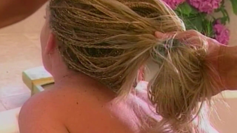 Onlyxfans: Calda bionda con la figa pelosa viene coccolata in bagno