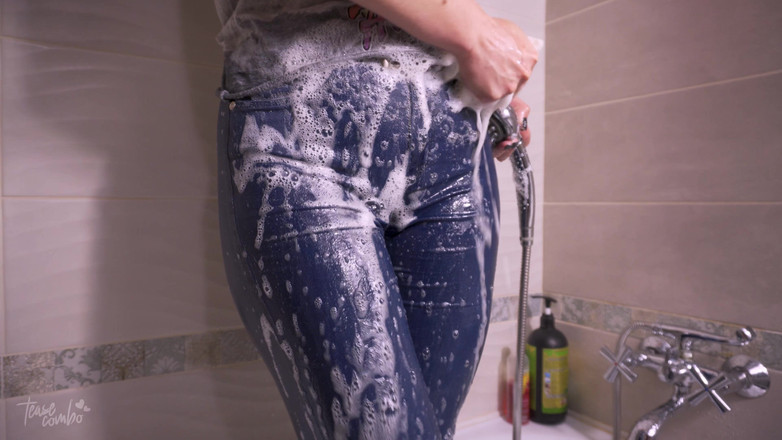 Teasecombo 4K: Dziewczyna dokucza mokremu Camel Toe w Niebieskich dżinsach