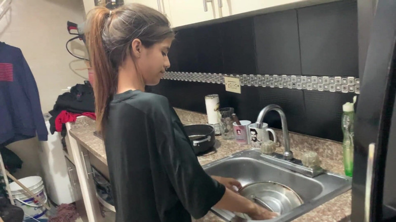 TUflacasex123: 每次我们一个人在家时，我的继妹都会挑逗我