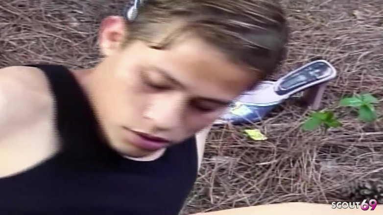 Shemale TS Collection: O transsexuală blondă le oferă băieților să lingă curul și îi fute...