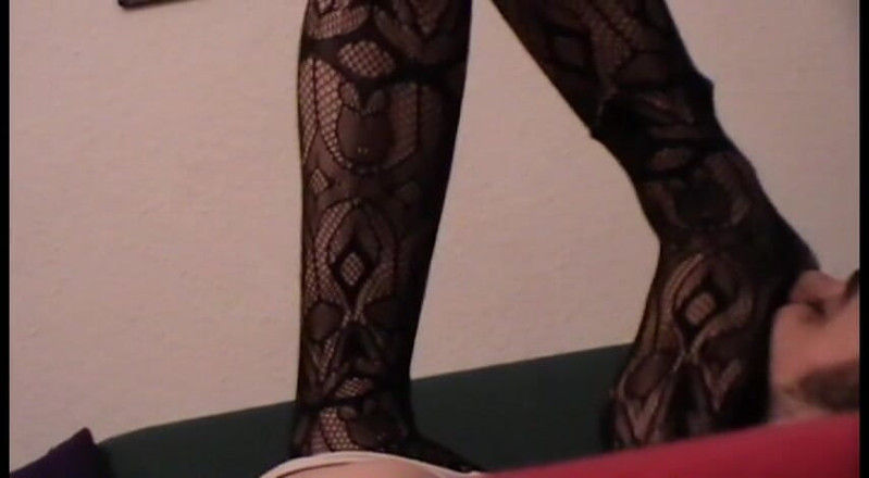 Foot Girls: Des pieds en collants se fourre dans la bouche