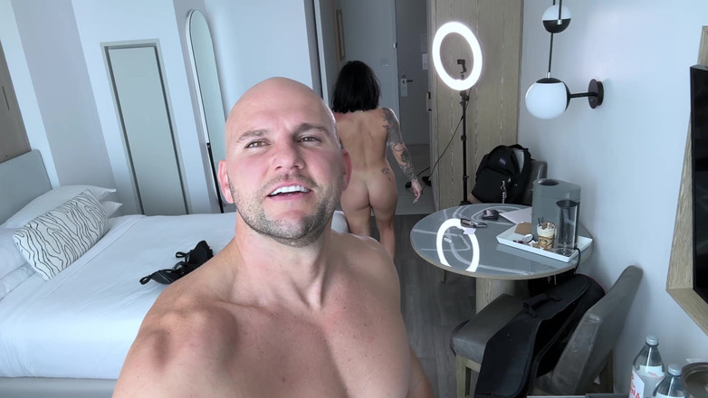 J-Mac: Enorme tieten babe Cherry Devivre wordt geneukt en krijgt een...