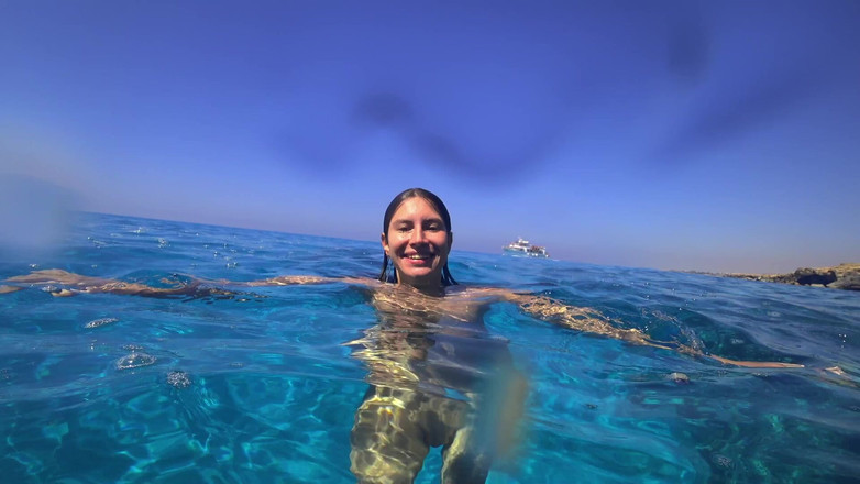 GoldTeachers: Bedövning flicka simmar naken på allmän strand