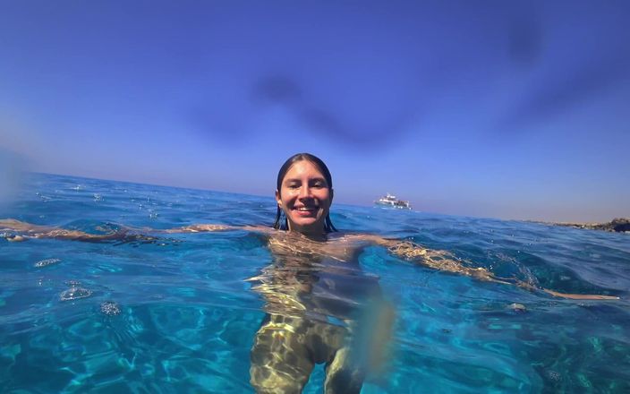 GoldTeachers: Una splendida ragazza nuota nuda sulla spiaggia pubblica