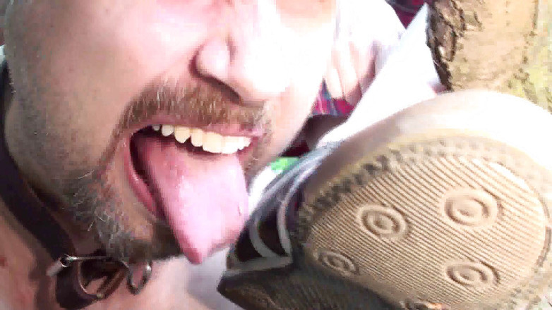 Foot Girls: Otrok olizuje čisté špinavé boty