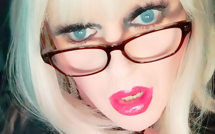 Emma Browne: Trans con grandi tette sborra ovunque