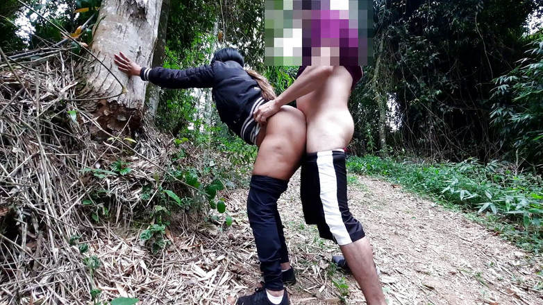 Novinha Insaciavel: Маленькая черная скачет на капюшонке по анальной тропе