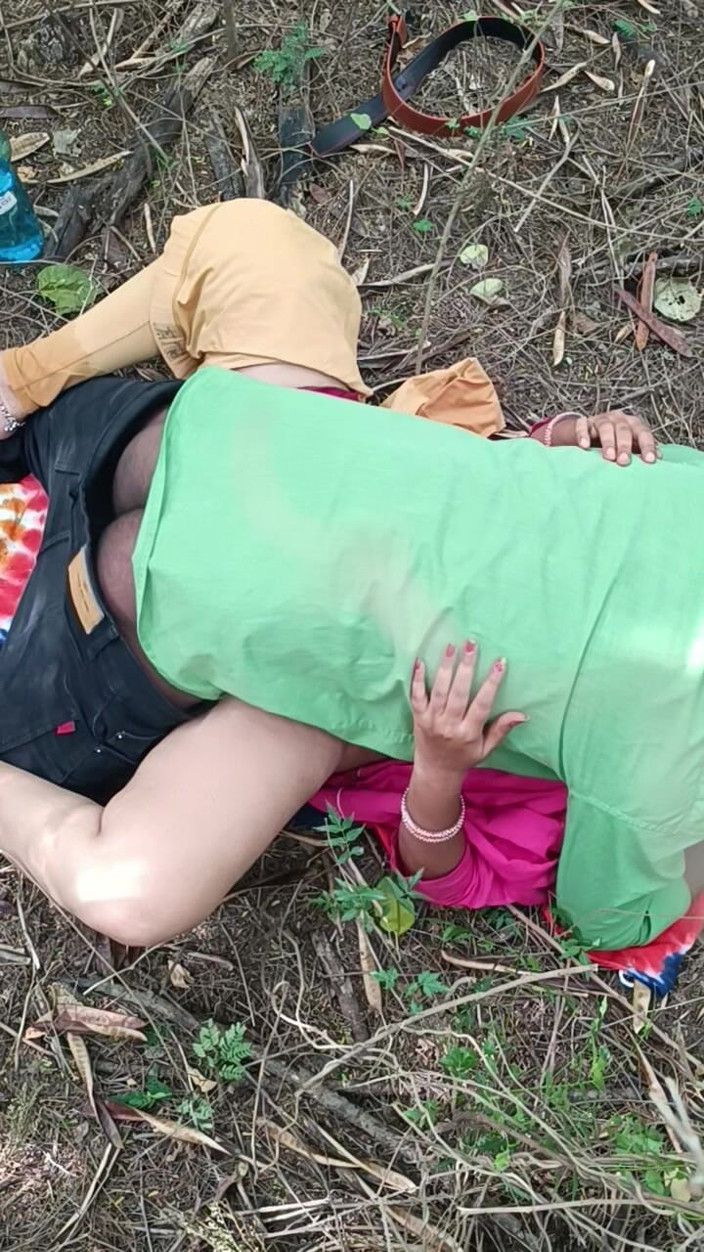 Desigirlsiri: Desi hete Indische tante neukt buitenshuis met stem Telugu