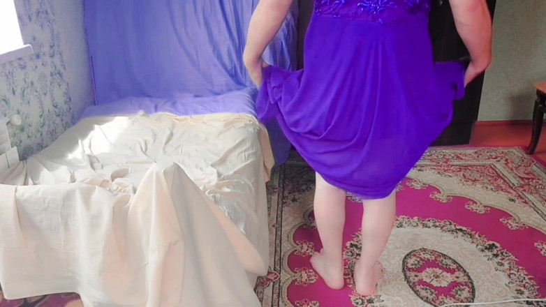 Kitty_Cross: Bedövning transflicka som fixar eyeliner med stadiga händer