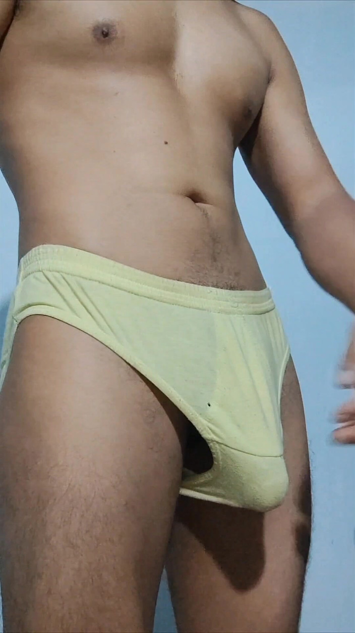 Hornyboy2058: Azgın jimnastikçi büyük zonklayan yarağını iç çamaşırıyla okşuyor