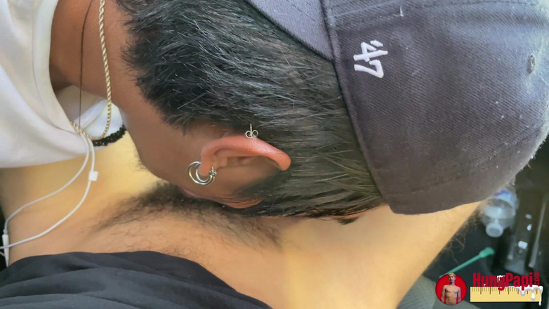 Hung Papi: 細くて大きなチンポ、未開きのツインク、公の場でのセックスで大射精!