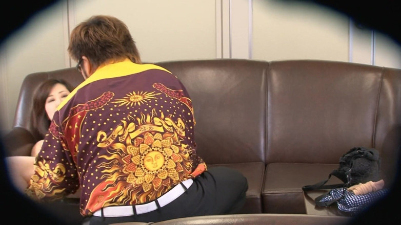 Viewer Cam Guy: O doamnă japoneză matură geme în timp ce călărește o pulă...