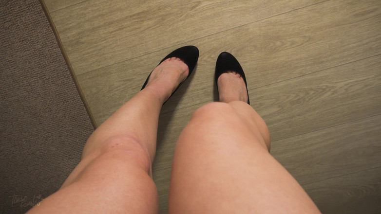 Teasecombo 4K: En primer plano - provocando piernas largas y pantorrillas en tacones...