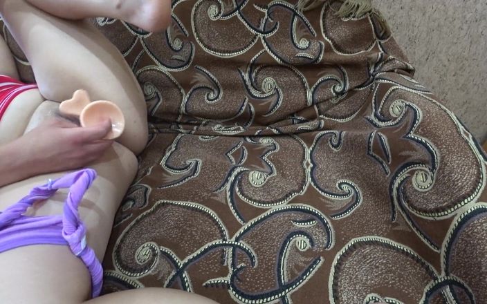 Lux Eva: Anya è stata scopata da un grosso dildo