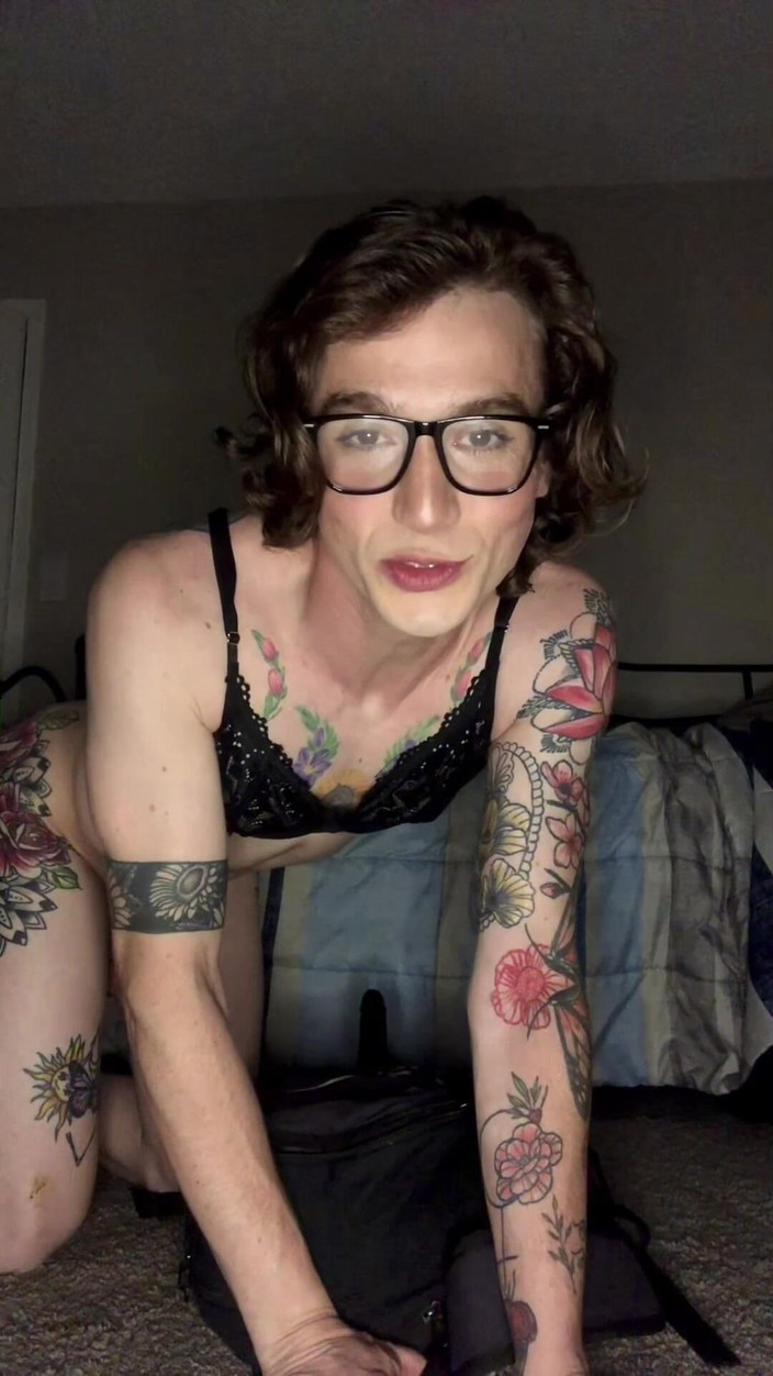 Tessa Rivers: ¡Una pequeña zorra cachonda Tessa Rivers hace un poco de...