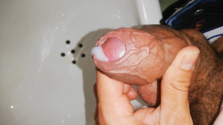 Rey rey: Intensives abspritzen und verzweifeltes pissen im badezimmer, ich werde fast...