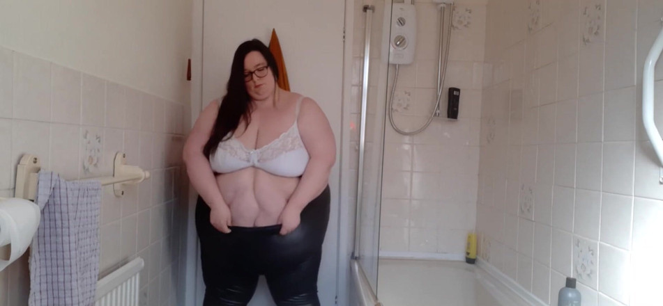 SSBBWLadyBrads: SSBBW BBW wears leather leggings and thong