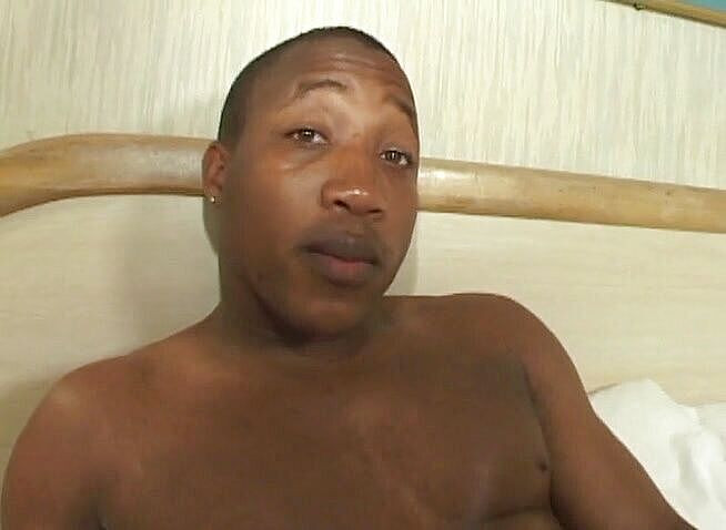 Black Jass: 大屁股穿孔的乌木荡妇在她毛茸茸的屄里被操