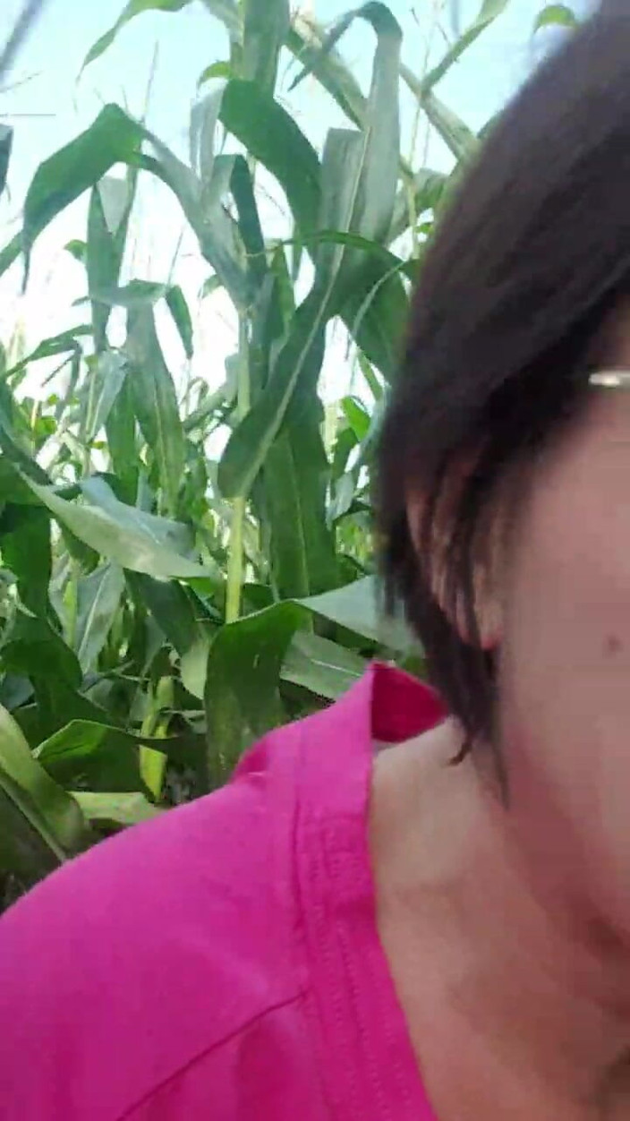 JulieEroticDress: Stříkání v kukuřičném poli