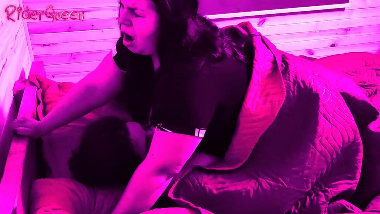 Riderqueen: Cewek semok dewasa ini lagi asik ngentot 5 lantai di kabin...