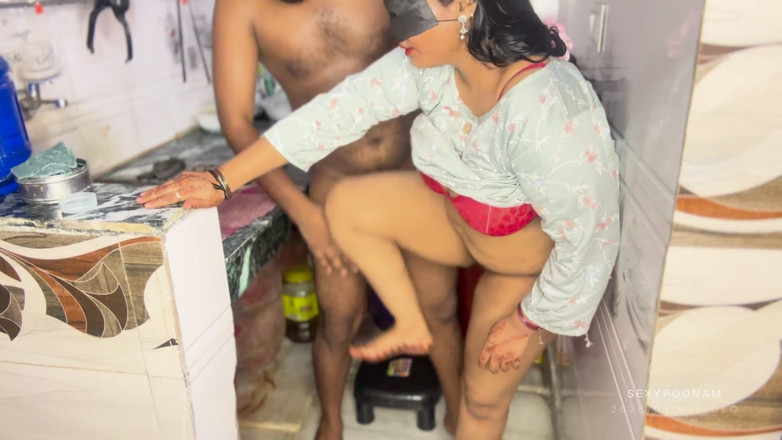 Badal09: Stepsister-in-law's Saree Slipped in the Kitchen - Stepbrother-in-law Squeezed Her Before...