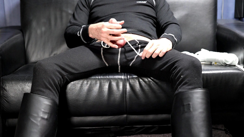 Boototternl: 밧줄로 자지와 공을 묶어