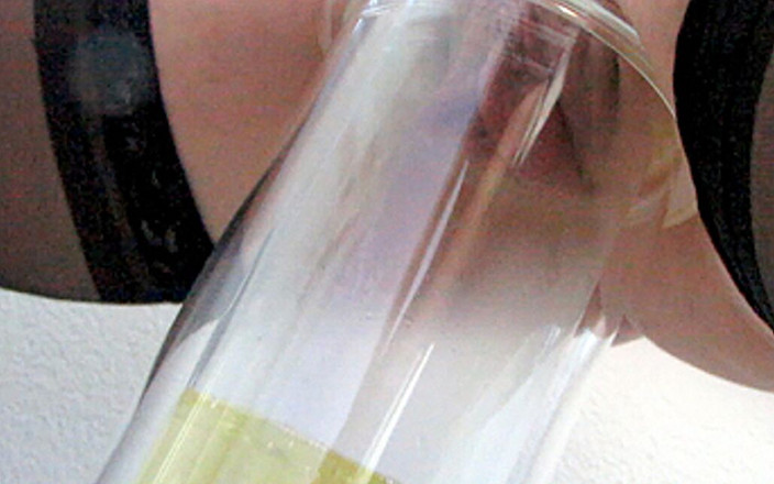 Hotvaleria: あなたのための成熟した小便