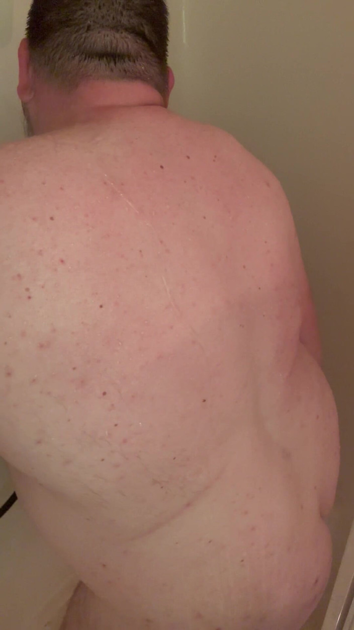 Chubby Freak: Un papa pulpeux prend une douche et nettoie son gode...