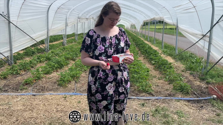 LinaLove_: Curvă?!? Lasă fermierul să se fută și să ejaculeze înăuntru pentru câteva...