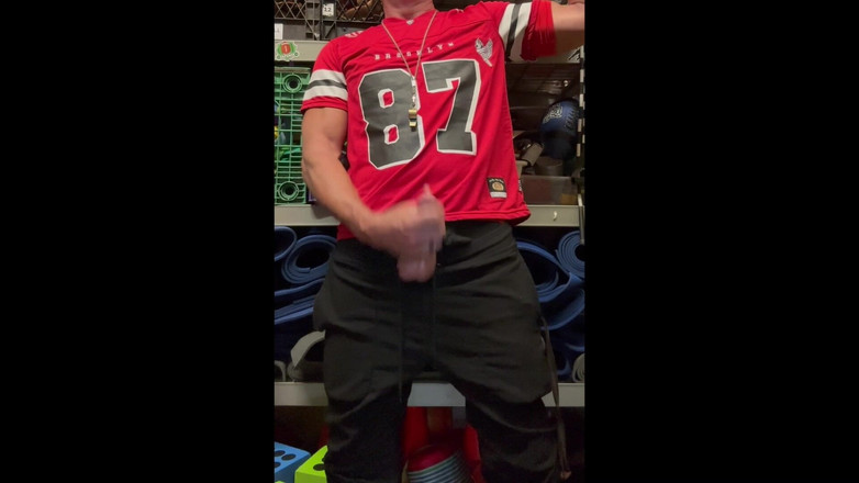 JockDad87: Jockdad87 бризкає купу у свою футболку з номером 87.