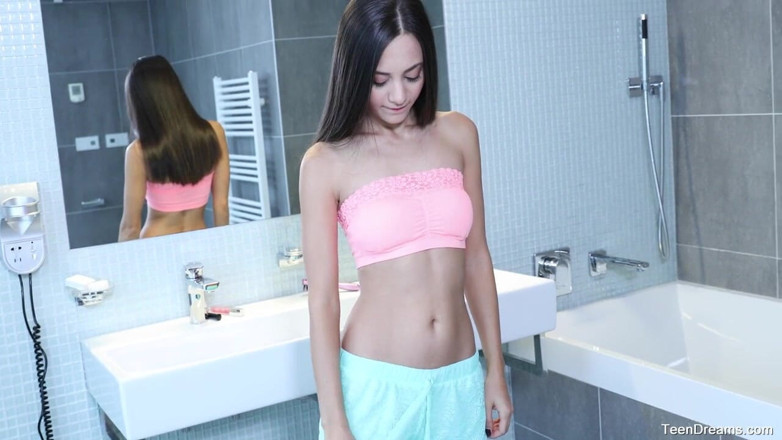 Teen Dreams: Shrima malati在浴室里睡觉