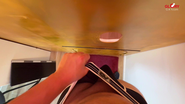 GLORYHOLEGAYS: Ayah memukul gloryhole: Pistonnya yang tebal memenuhi gelas - dan kemudian...