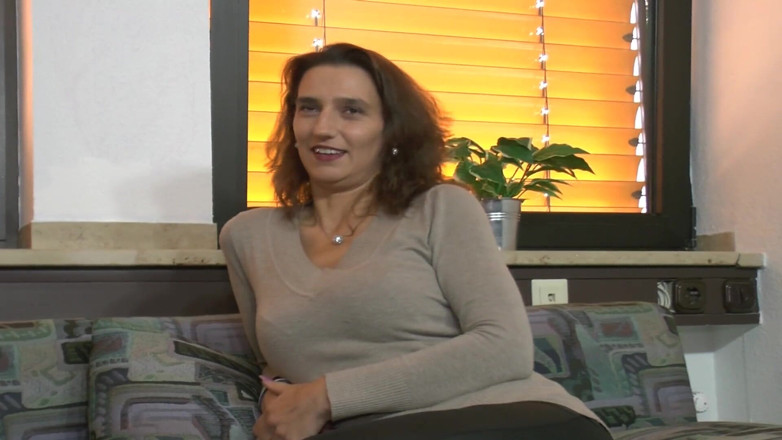 Deutsche Frauen: Stunning German MILF masturbates in solo action