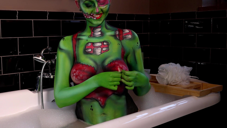 Em Yang: Zombie bodypaint bad tvättar av