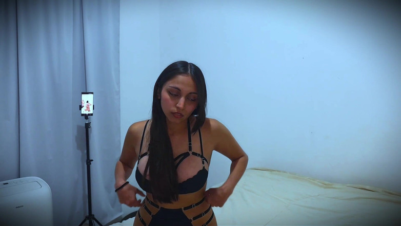 LoverDevilx: वे मुझे हॉट वीडियो बनाते हुए पाते हैं और मैं अंत में सीखती हूं कि अच्छी लंड चुसाई कैसे दी जाए!