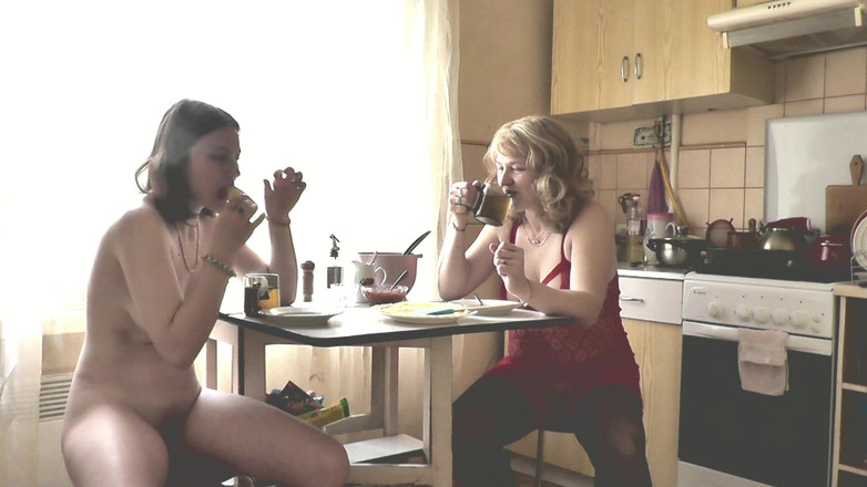 Assol: Şeffaf sabahlıklı yetişkin kadın sarışın ve güzel sevimli esmer çıplak kız...