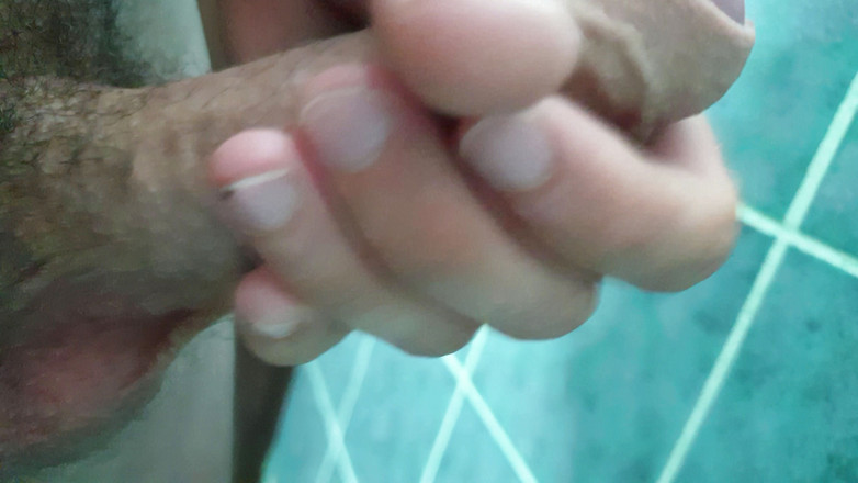 Bebos: Hotelové honění v koupelně na stěně