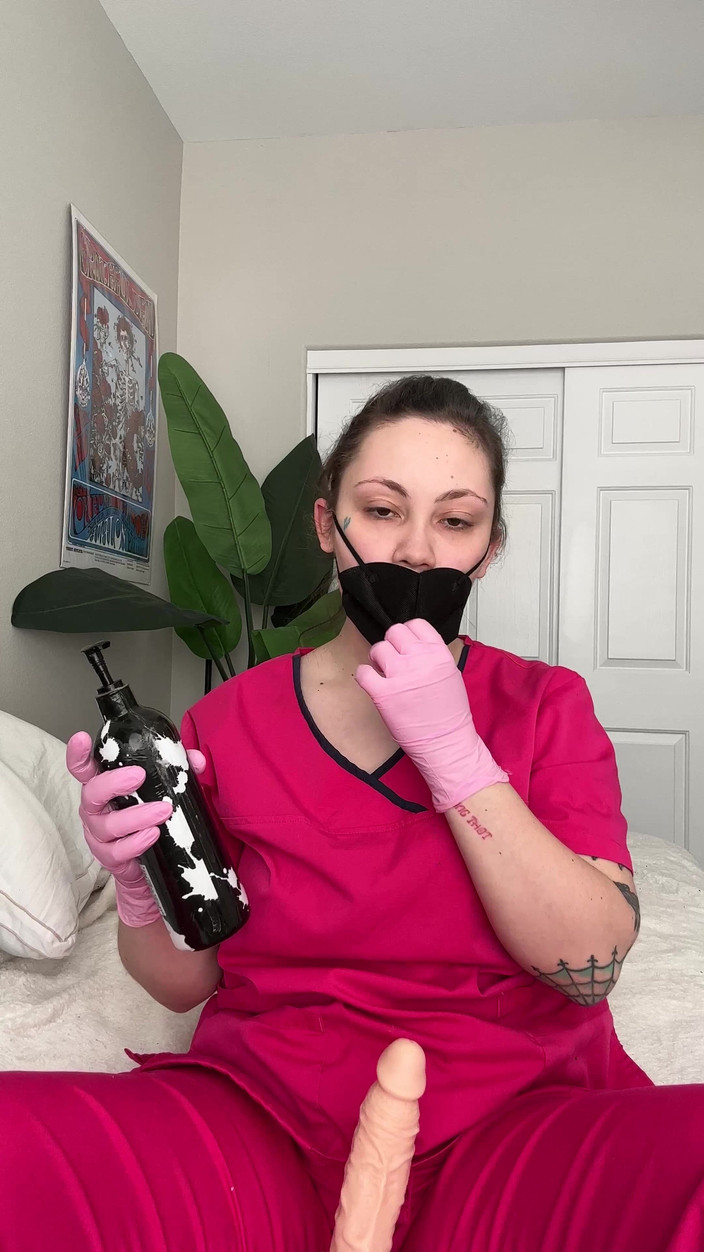 Lenna Lux: Sjuksköterska mjölkar