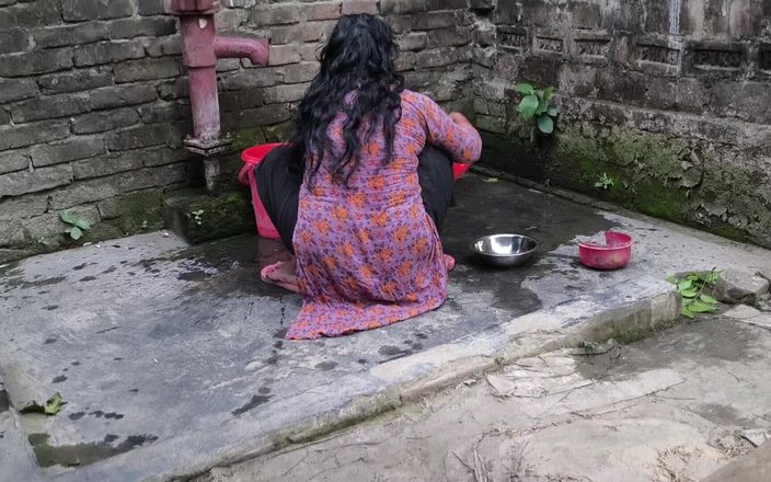 SAFI-SEXY: Vedo la zia che fa un bagno nuda in bagno...