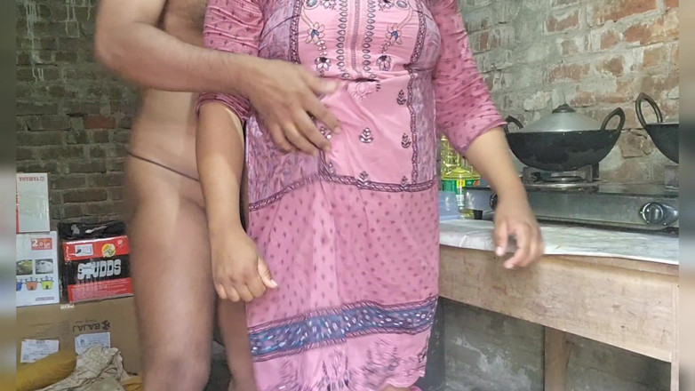 Banglavabi: 야외에서 남편 마누라 로맨틱 섹스 비디오