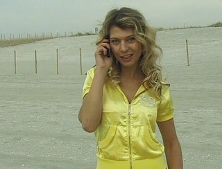 Flash Model Amateurs: सुनहरे बालों वाली रंडी को बाहर मूतना पसंद है