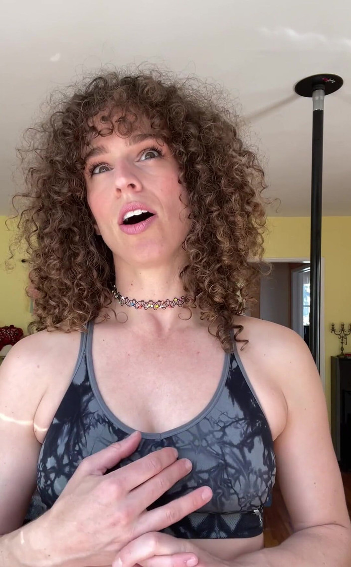 VibeWithMommy: Pytano mnie, jak wyglądało moje pierwsze doświadczenie analne! Cóż, tutaj...