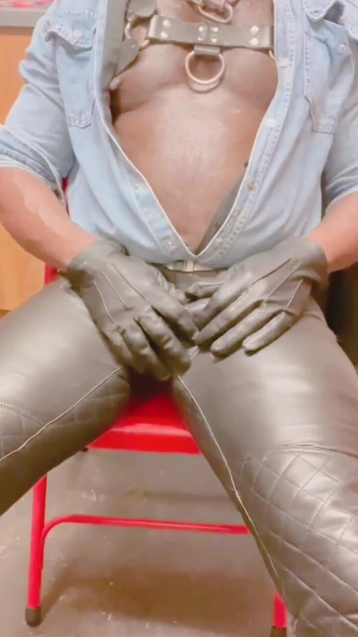 Black mature kinky muscle: 가죽 근육 새아빠 솔로 플레이