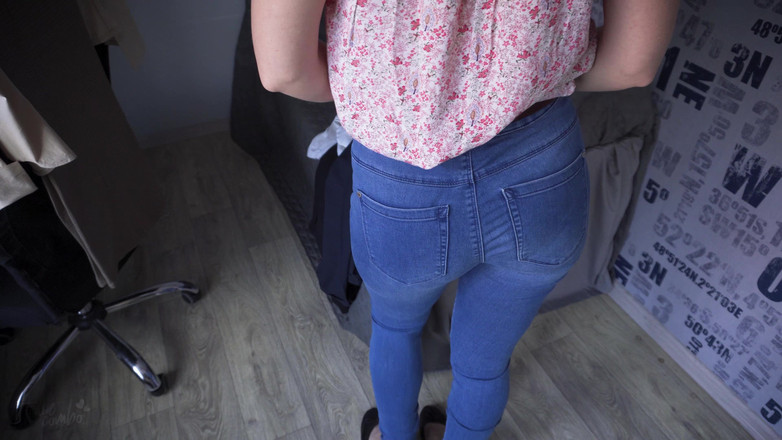 Teasecombo 4K: 풀 백 팬티를 입고 작업 복장을 입고 팬티 라인을 괴롭히는 아마추어 밀프