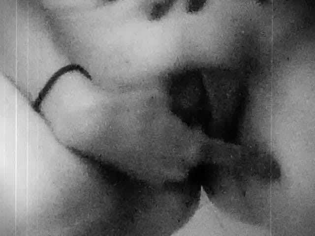 Betty Bomber: 熟女在阴户按摩的自拍视频中洗澡