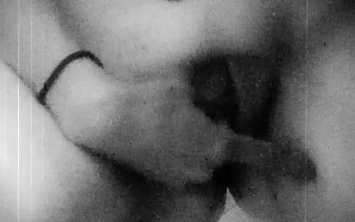 Betty Bomber: Rekaman video pijat memek tante seksi lagi mandi