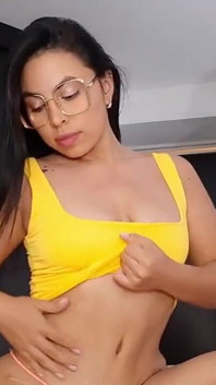 La ragazza latina mostra il suo corpo da sola