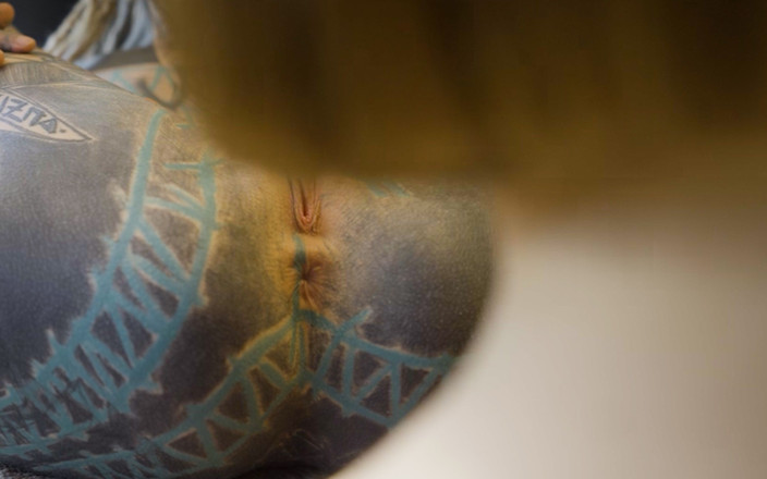 Z-Filmz: Татуйована дівчина Roadtrip трахає дівчину в анал великими іграшками у вінтажному експресі